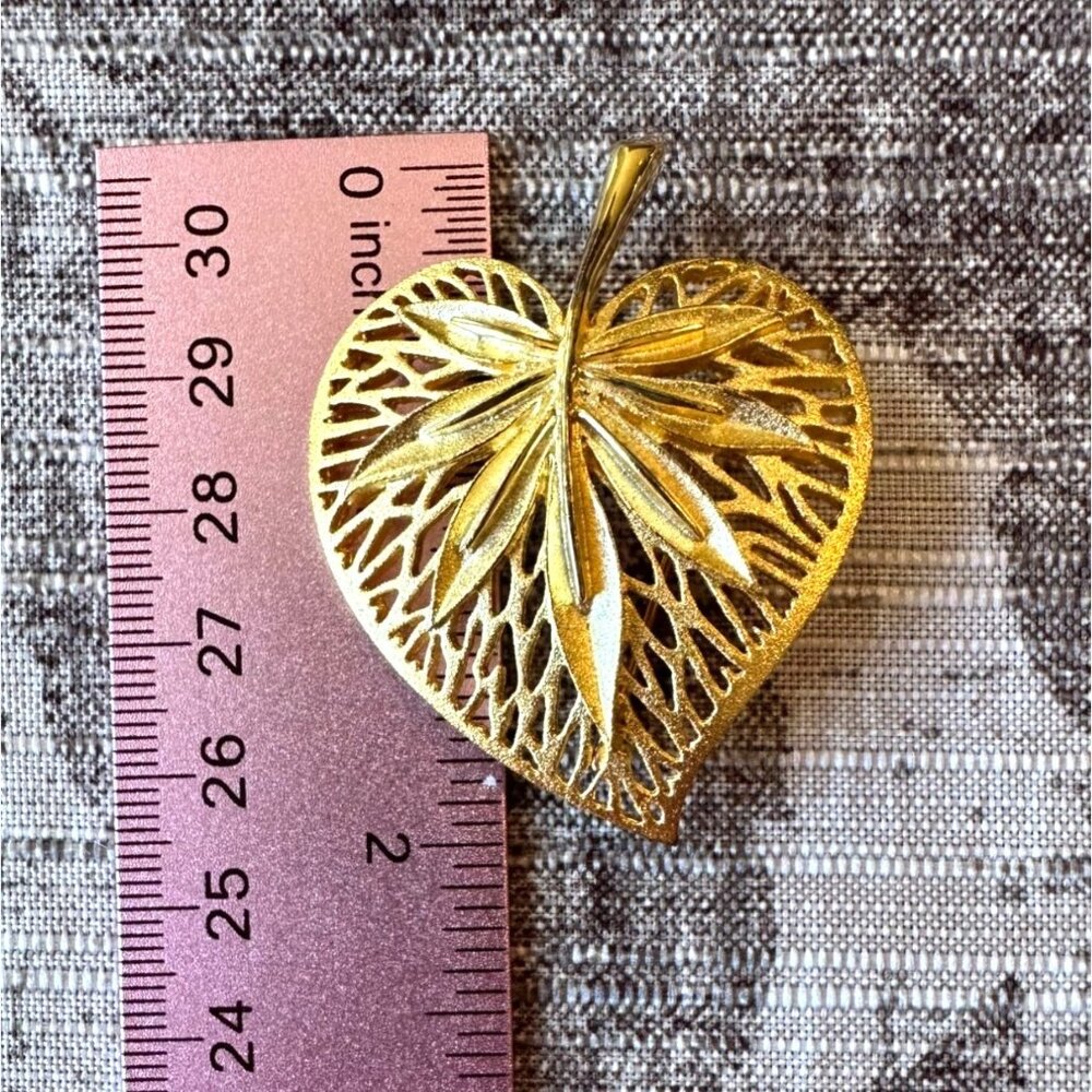 Vintage Gold-Tone Leaf-Shaped Brooch Pin With Intricate Filigree Design MCM - Picture 4 of 6
